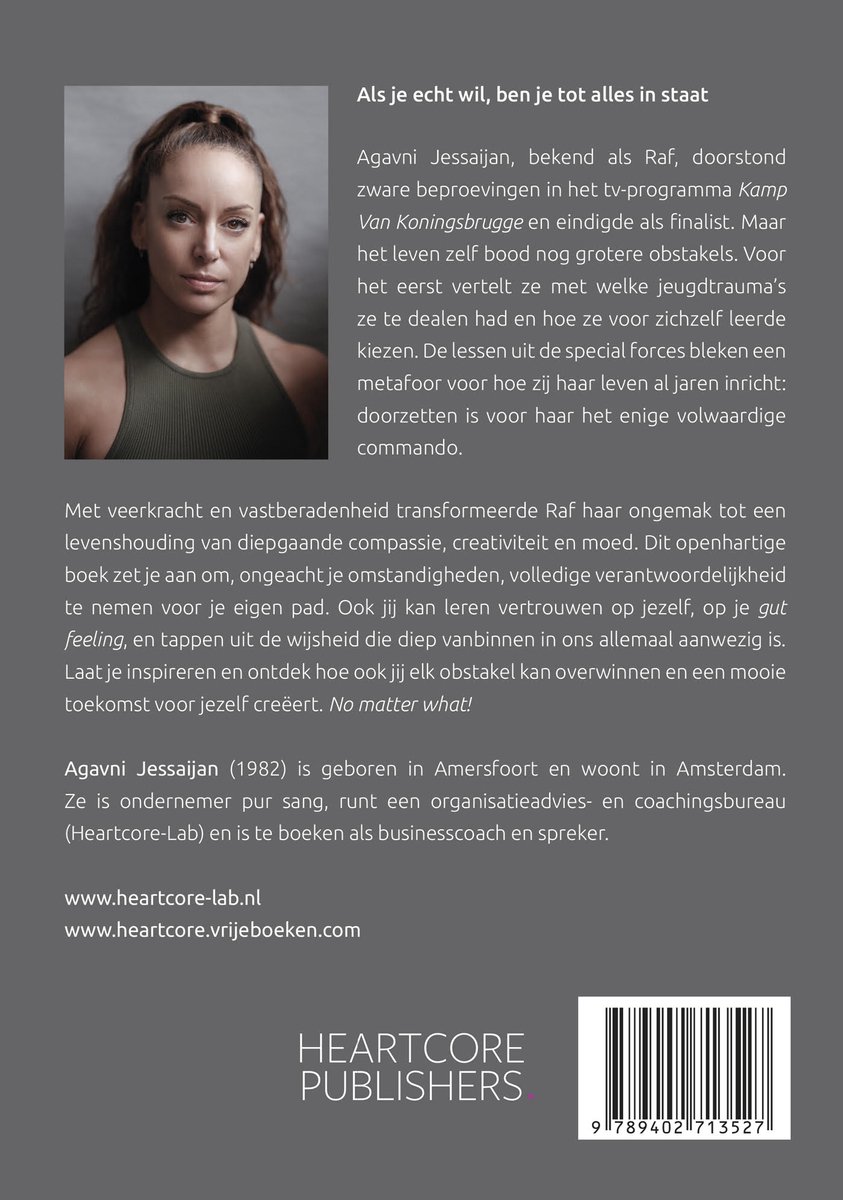 Agavni Jessaijan met een militair groen topje met structuur.
