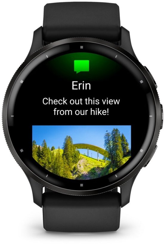 Zwarte smartwatch met een bericht van Erin en een foto van een brug in een bosrijk landschap.