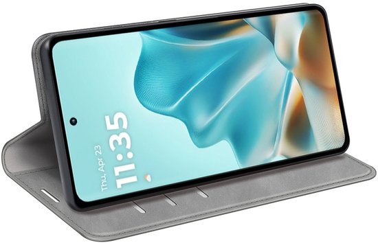 Grijs telefoonhoesje dat fungeert als standaard voor een telefoon met een blauw-groene achtergrond op het scherm.