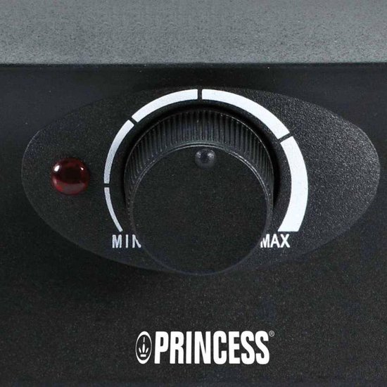Close-up van de Princess draaiknop en rode indicatorlamp op een raclette-grill.