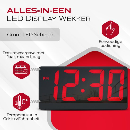 Digitale wekker met groot rood LED display dat 12:30 weergeeft.