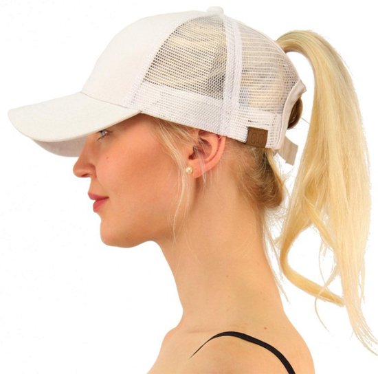 Femme aux cheveux blonds avec queue de cheval porte une casquette de baseball blanche avec dos en mesh et étiquette CC.