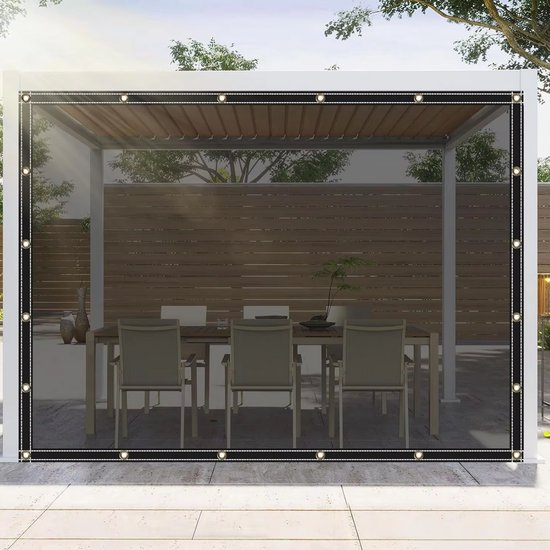 Een tuinhuisje met een eettafel en stoelen, omringd door een zwart transparant zeil.