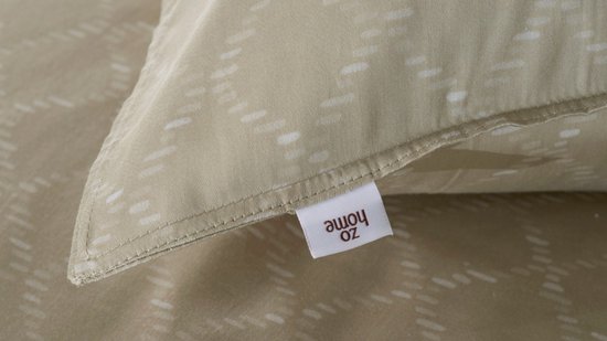 Beige dekbedovertrek met een wit geometrisch patroon en een "zo home" label.