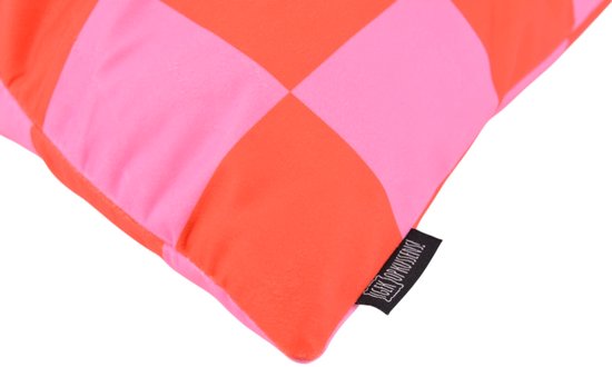 Roze kussenhoes met een schaakbordpatroon in feloranje en roze. Met 'Gek op Kussens!' label.
