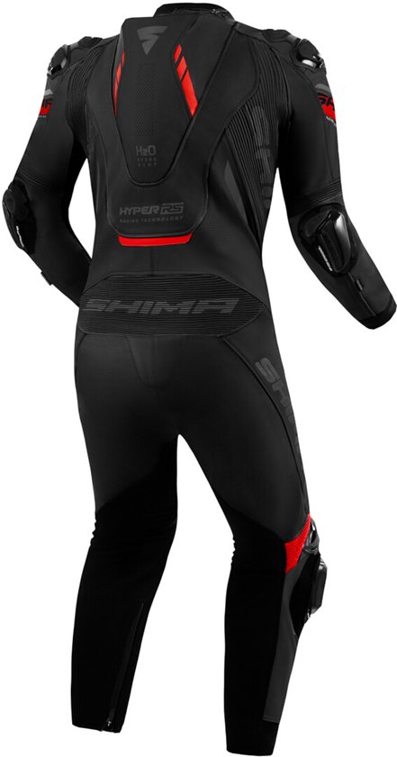 Zwart racepak met rode strepen en ventilatiepanelen op de rug. 'SHIMA' logo op de kuit en mouw.