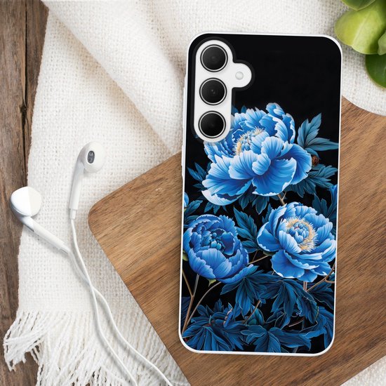 Coque de téléphone avec fond noir et grandes pivoines bleues vives aux feuilles sombres.