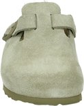 Voorkant van een lichtgroene suède Birkenstock Boston slipper, met dubbele gespdetails.