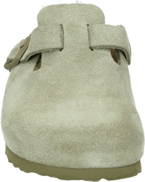 Voorkant van een lichtgroene suède Birkenstock Boston slipper, met dubbele gespdetails.