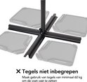 Zwarte kruisvoet voor een parasol met vier grijze tegels (niet inbegrepen) ter verzwaring.
