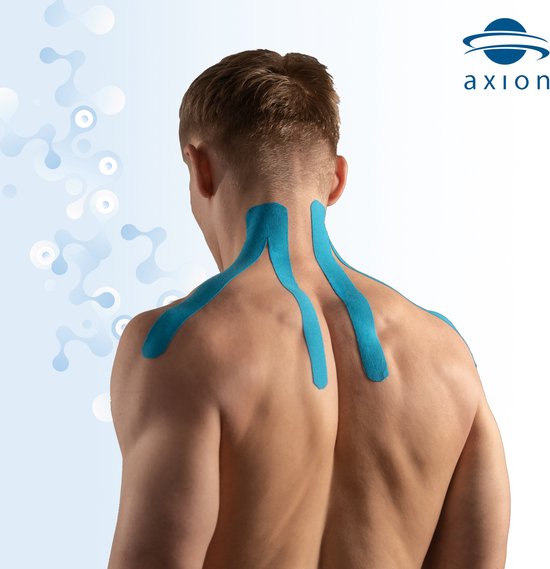 Man met blauwe kinesiotape op zijn nek en schouders.