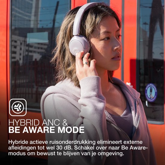 Vrouw in lichtgrijze koptelefoon bij een rode trein, met tekst 'HYBRID ANC & BE AWARE MODE'.