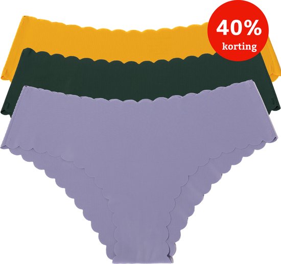 Trois culottes à bords ondulés : jaune, vert foncé et violet clair.