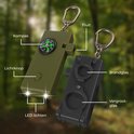 Olijfgroene en zwarte multifunctionele sleutelhangers met kompas, lichtknop en LED-lichten; vergrootglas en brandglas aan de andere kant.