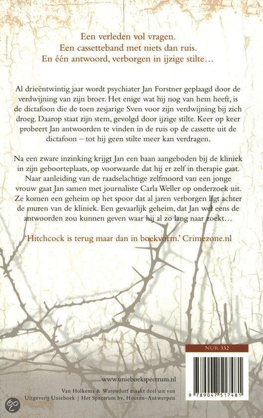 Achterkant van het boek 'IJzige Stilte' met tekst en een afbeelding van dorre takken met doorns.