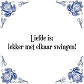 Tegeltje met Spreuk (Tegeltjeswijsheid): Liefde is; lekker met elkaar swingen! + Kado verpakking & Plakhanger