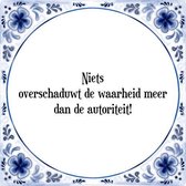 Tegeltje met Spreuk (Tegeltjeswijsheid): Niets overschaduwt de waarheid meer dan de autoriteit! + Kado verpakking & Plakhanger