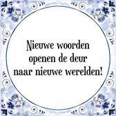 Tegeltje met Spreuk (Tegeltjeswijsheid): Nieuwe woorden openen de deur naar nieuwe werelden! + Kado verpakking & Plakhanger