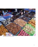 Marktkraam met diverse insecten en worstjes.