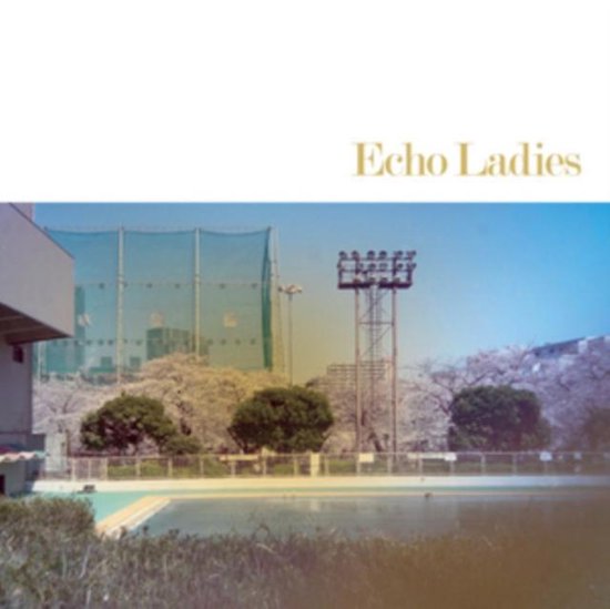 Albumcover met de tekst 'Echo Ladies'. De achtergrond toont een zwembad, bomen met bloesems, en een sportveld.