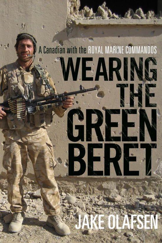 Een Canadees bij de Royal Marine Commandos, Jake Olafsen, draagt een groen baret en militair uniform, met een machinegeweer.