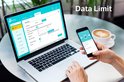 Laptop en smartphone met TP-Link interface voor data limiet instellingen en een kop koffie.