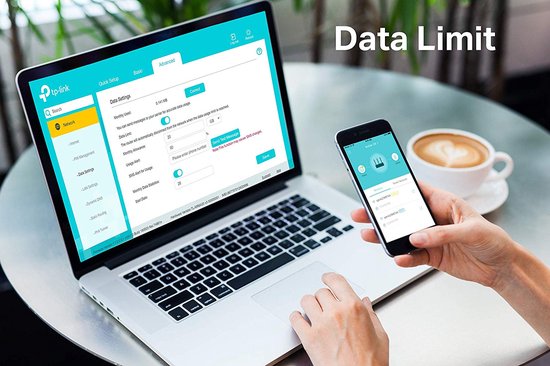 Laptop en smartphone met TP-Link interface voor data limiet instellingen en een kop koffie.