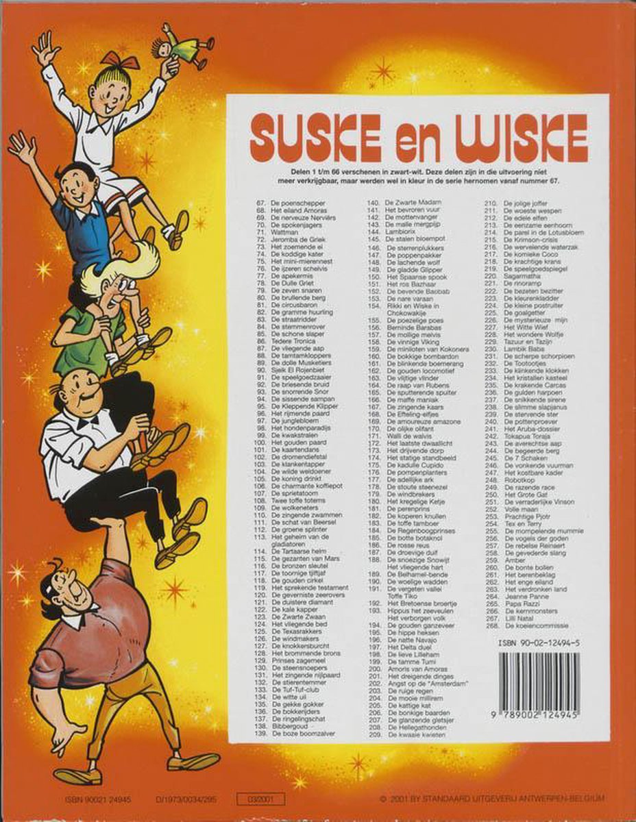 Suske en Wiske, De Sterrenplukkers: achterkant van de strip, met de personages die op elkaar balanceren, en een lijst met titels van de Suske en Wiske-albums.