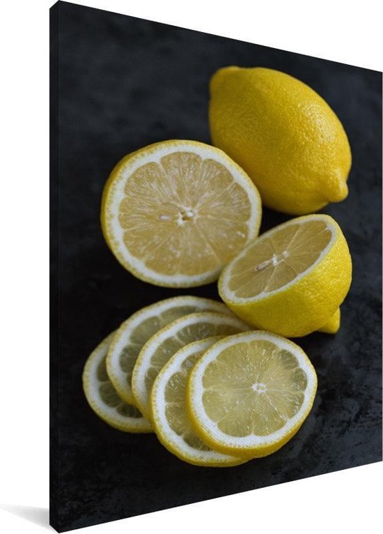 Un citron simplement rendu en plusieurs morceaux sur fond sombre Toile 120x160 cm - Tirage photo sur Toile (Décoration murale salon / chambre) XXL / Groot format!