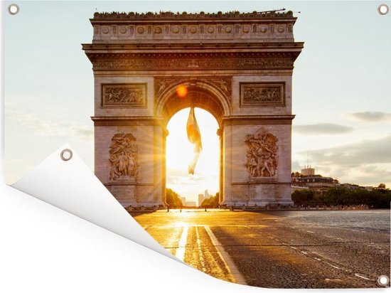 Le soleil éclatant qui brille à travers l'Arc de Triomphe sur une place calme en France Affiche de jardin 160x120 cm - Toile de jardin / Toile d'extérieur / Peintures d'extérieur (décoration de jardin) XXL / Groot format!