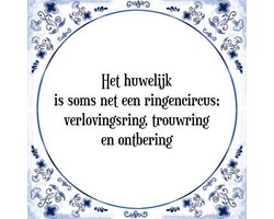 Tegeltje met Spreuk (Tegeltjeswijsheid): Het huwelijk is soms net een ringencircus; verlovingsring, trouwring en ontbering + Kado verpakking & Plakhanger
