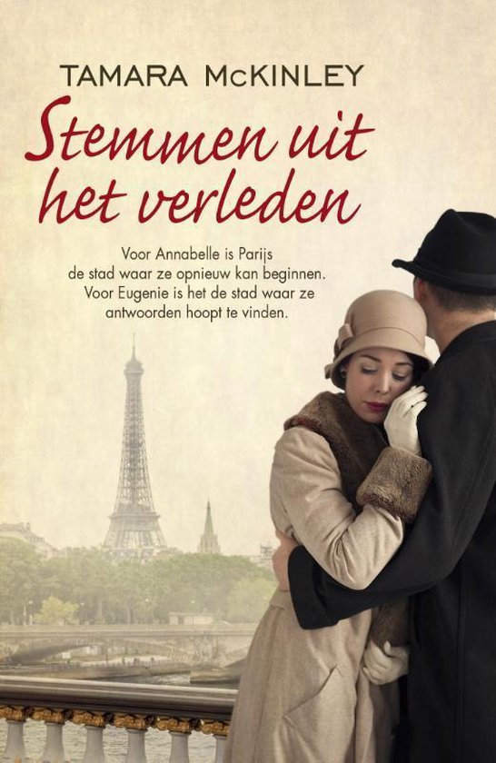Boekcover 'Stemmen uit het verleden' met Parijs en het Eiffeltoren op de achtergrond. Een stel in jaren '40 kleding omhelst elkaar.