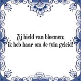 Tegeltje met Spreuk (Tegeltjeswijsheid): Zij hield van bloemen; ik heb haar om de tuin geleid! + Kado verpakking & Plakhanger