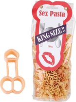 Zak 'Sex Pasta' met naturel en bruine fallusvormige pasta, naast een enkele fallusvormige pastavorm.