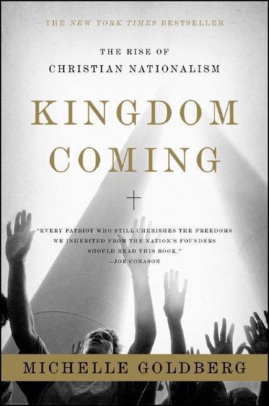 Boek "Kingdom Coming" door Michelle Goldberg, met "The Rise of Christian Nationalism" erop. Op de voorgrond handen die omhoog worden geheven.