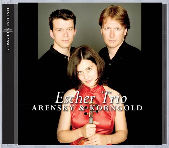 Escher Trio met de titel Arensky & Korngold. Drie musici op een zwarte achtergrond, de vrouw op de voorgrond houdt een viool vast.