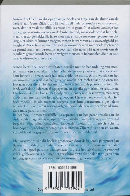 Boekomslag met tekst: "Paranormaal is het licht" door Anton Korf. Een man met warrig blond haar buigt zich over water om een dolfijn te kussen.