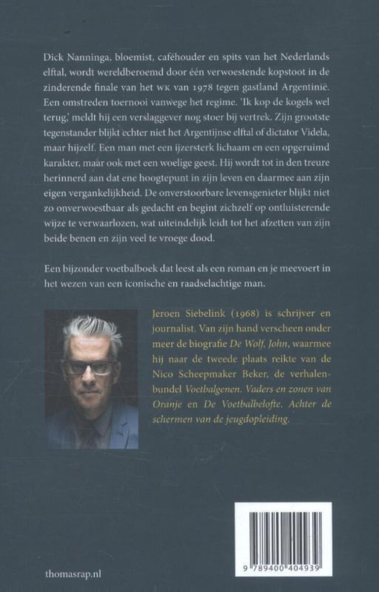 Rug van een boek met een zwart-witfoto van een man met grijs haar, een bril en een blauw overhemd.