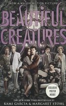 Boekcover van Beautiful Creatures met castleden op een fauteuil, met de tekst 'Nu een grote film'.