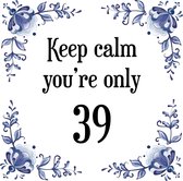 Verjaardag Tegeltje met Spreuk (39 jaar: Keep calm you're only 39 + cadeau verpakking & plakhanger