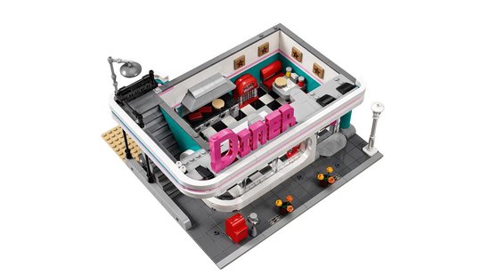 LEGO diner met roze 'DINER' letters, witte en teal accenten, schaakbord vloer en een jukebox.