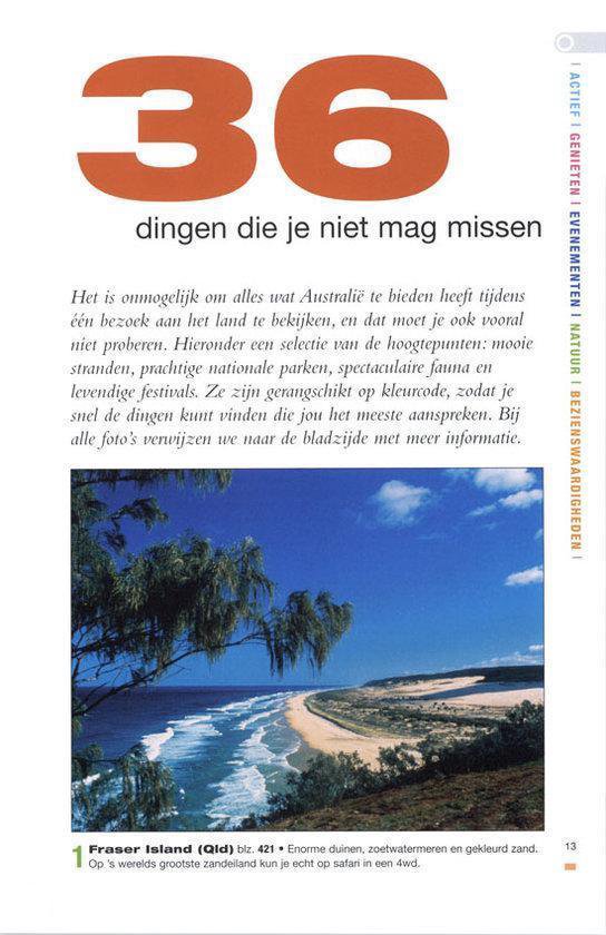 Tropisch strand met golven, palmbomen en zandduinen onder een blauwe hemel.