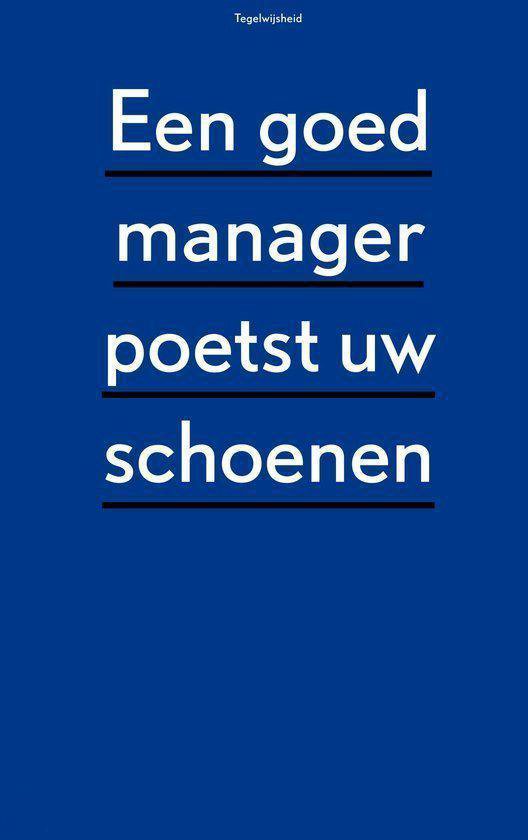 Blauwe poster met de tekst 'Een goed manager poetst uw schoenen'.