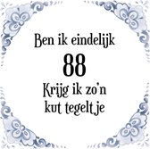 Verjaardag Tegeltje met Spreuk (88 jaar: Ben ik eindelijk 88 krijg ik zo'n kut tegeltje + cadeau verpakking & plakhanger