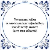 Tegeltje met Spreuk (Tegeltjeswijsheid): Vele mannen willen de wereld aan hun voeten hebben; voor de meeste vrouwen is een man voldoende! + Kado verpakking & Plakhanger