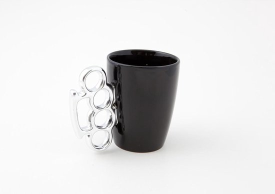 Tasse noire avec une poignée chromée en forme de poing américain.