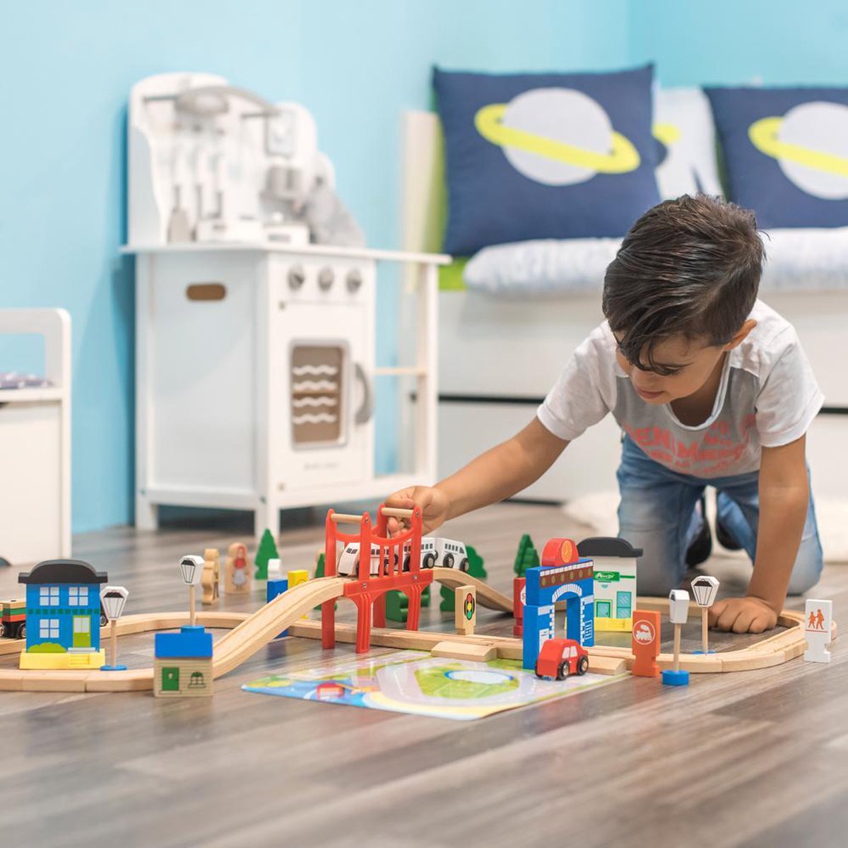 Bandits & Angels Houten Treinset 80 delig met Grondplaat vanaf 3 jaar voor Jongens en Meisjes - Trein Set met 80 delen - inclusief 1 Trein en Grondplaat - Treinbaan voor Kinderen met Accessoires — afbeelding 3