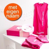 Kraamcadeau slaapzakje, bordje, t-shirt lange mouw en badcape met naam – meisje (3-6 mnd)