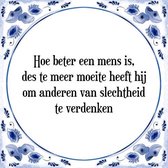 Tegeltje met Spreuk (Tegeltjeswijsheid): Hoe beter een mens is, des te meer moeite heeft hij om anderen van slechtheid te verdenken + Kado verpakking & Plakhanger