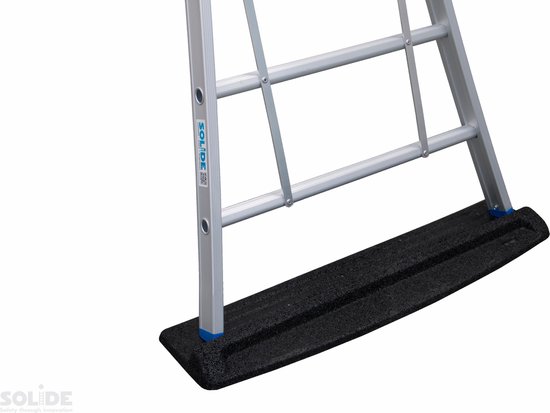 Zilveren ladder met een zwarte, geribbelde antislipvoet en blauwe dopjes.